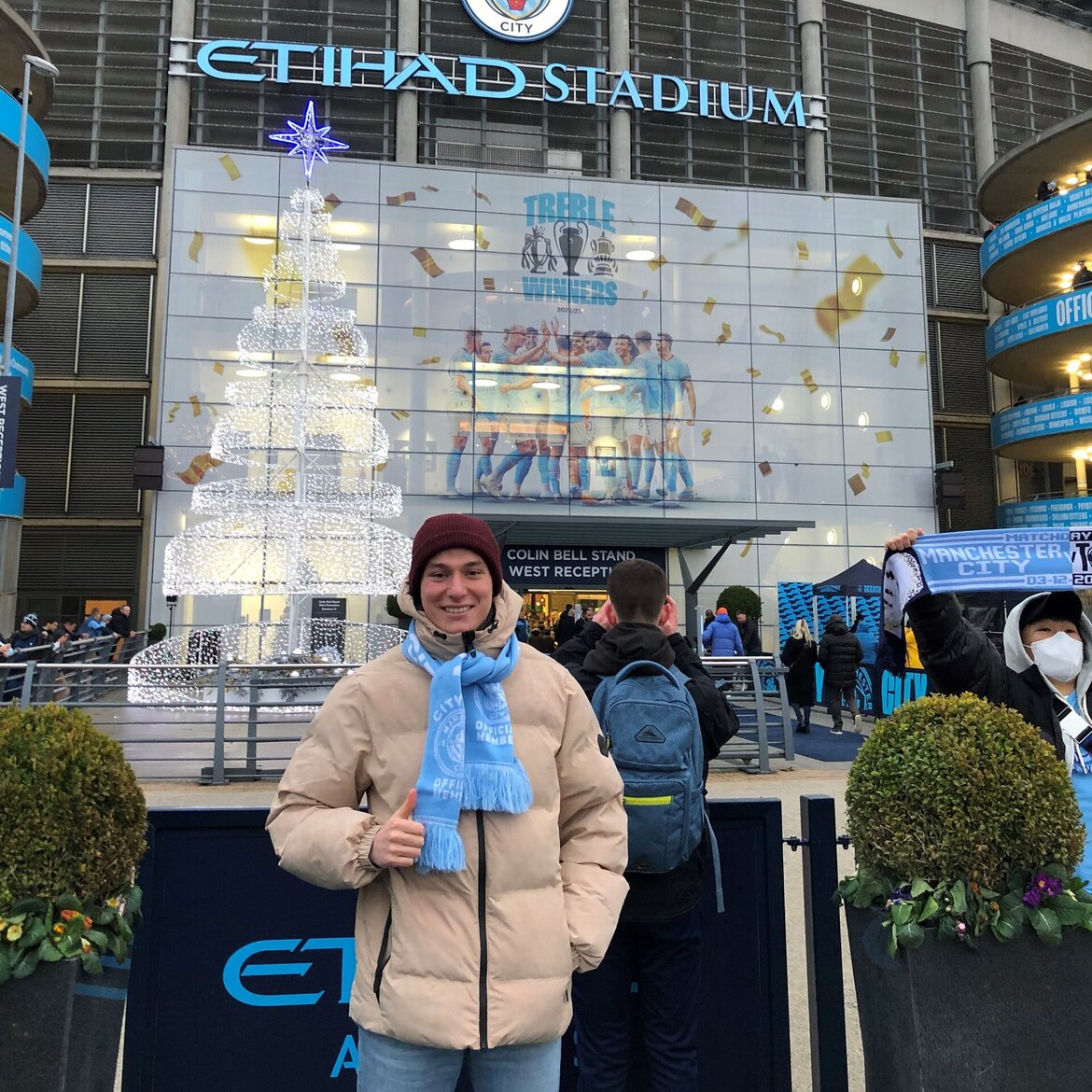 Hannes vor dem Etihad Stadion von Manchester City