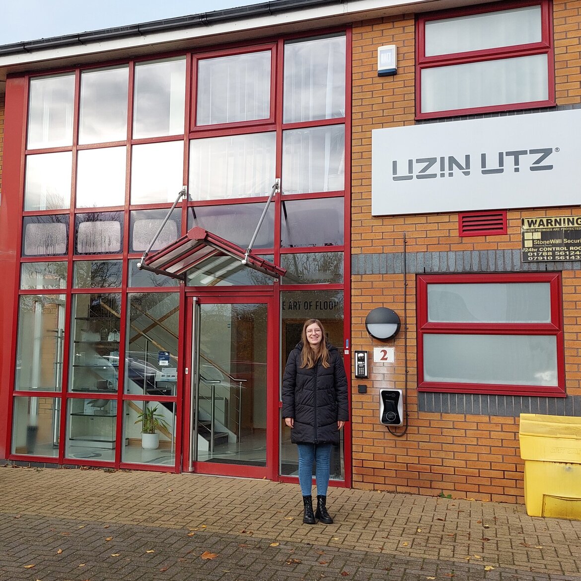 Auslandsaufenthalt UK: Vanessa vor dem Eingang der Niederlassung UZIN UTZ UK