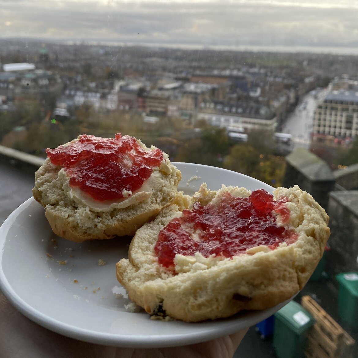 Auslandsaufenthalt UK: Traditionelle "Scones with jam and clotted cream"